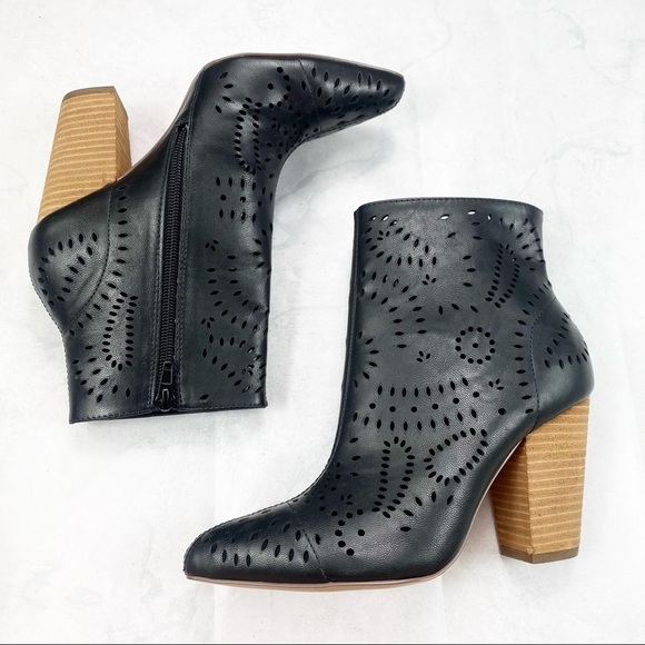 [Carlos Santana] Black Pointed Toe Ankle Bootie - Picture 2 of 5